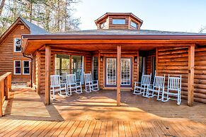 SmokyStays Swiss Cottage Chalet