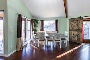 SmokyStays Swiss Cottage Chalet