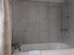 Cotswolds Valleys Accommodation-Med Hall