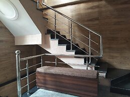 Hotel The Raja Palace