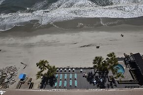 0902 Waters Edge Resort 2 Bedroom Condo by RedAwning