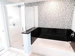 Yacht Club S #1-1104 4 Bedroom Condo by RedAwning