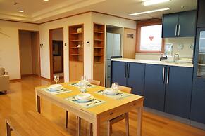 City 1500 SF 2BR condom 3F sea view