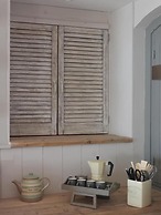 The Beach House - Studios & Suites