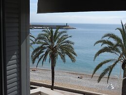 The Beach House - Studios & Suites