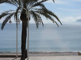 The Beach House - Studios & Suites