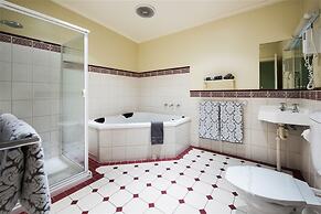 Castlemaine Colonial Motel and Apartments