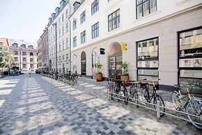 Apēron Apartment Hotel