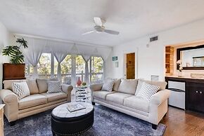 West Palm Beauty With Private Pool 4 Bedroom Home by RedAwning