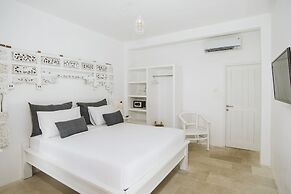 The Room Padang-Padang