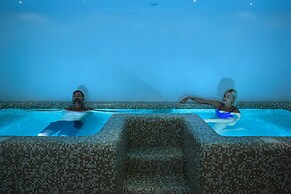 Alleys All-Suite Hotel & Spa