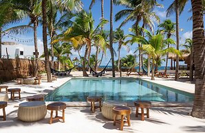 Nílu Isla Mujeres by Selina