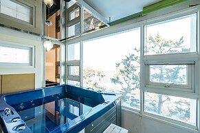 Pohang Pinewave Sea & Spa Pension