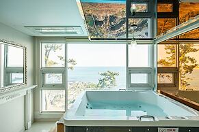 Pohang Pinewave Sea & Spa Pension