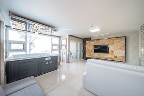 Pohang Pinewave Sea & Spa Pension