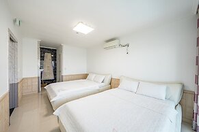 Pohang Pinewave Sea & Spa Pension