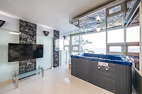 Pohang Pinewave Sea & Spa Pension