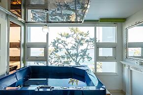 Pohang Pinewave Sea & Spa Pension
