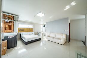 Pohang Pinewave Sea & Spa Pension