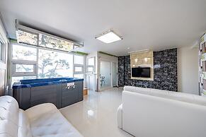 Pohang Pinewave Sea & Spa Pension