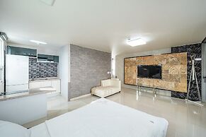 Pohang Pinewave Sea & Spa Pension