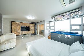 Pohang Pinewave Sea & Spa Pension