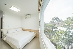 Pohang Pinewave Sea & Spa Pension