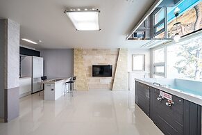 Pohang Pinewave Sea & Spa Pension