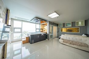 Pohang Pinewave Sea & Spa Pension
