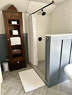 The Holly and Ivy Inn