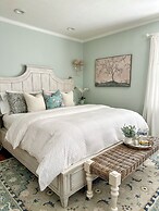 The Holly and Ivy Inn