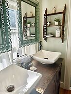 The Holly and Ivy Inn