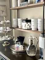 The Holly and Ivy Inn