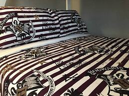 6149 Sandcrest · Next TO Universal. 8 Beds. Pool. Very Clean