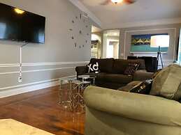 6149 Sandcrest · Next TO Universal. 8 Beds. Pool. Very Clean