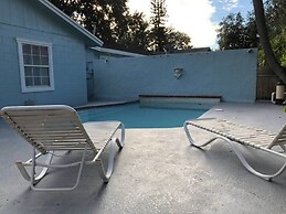 6149 Sandcrest · Next TO Universal. 8 Beds. Pool. Very Clean