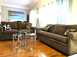 6149 Sandcrest · Next TO Universal. 8 Beds. Pool. Very Clean