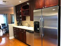 6149 Sandcrest · Next TO Universal. 8 Beds. Pool. Very Clean