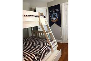 6149 Sandcrest · Next TO Universal. 8 Beds. Pool. Very Clean