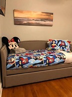 6149 Sandcrest · Next TO Universal. 8 Beds. Pool. Very Clean