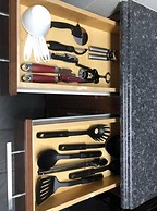 6149 Sandcrest · Next TO Universal. 8 Beds. Pool. Very Clean