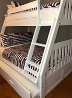 6149 Sandcrest · Next TO Universal. 8 Beds. Pool. Very Clean