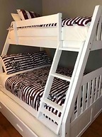 6149 Sandcrest · Next TO Universal. 8 Beds. Pool. Very Clean