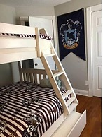 6149 Sandcrest · Next TO Universal. 8 Beds. Pool. Very Clean