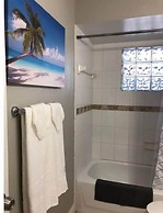 6149 Sandcrest · Next TO Universal. 8 Beds. Pool. Very Clean