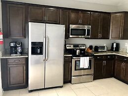 Tideview 166 · NEW Ultra Modern & Super Clean 3 Full Suites