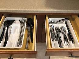 Tideview 166 · NEW Ultra Modern & Super Clean 3 Full Suites