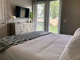 Tideview 166 · NEW Ultra Modern & Super Clean 3 Full Suites