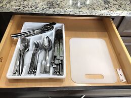 Tideview 166 · NEW Ultra Modern & Super Clean 3 Full Suites