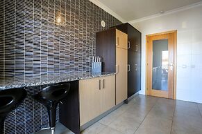 3-bedroom Apt, Sleeps 6, Pool, Gym & Jacuzzi